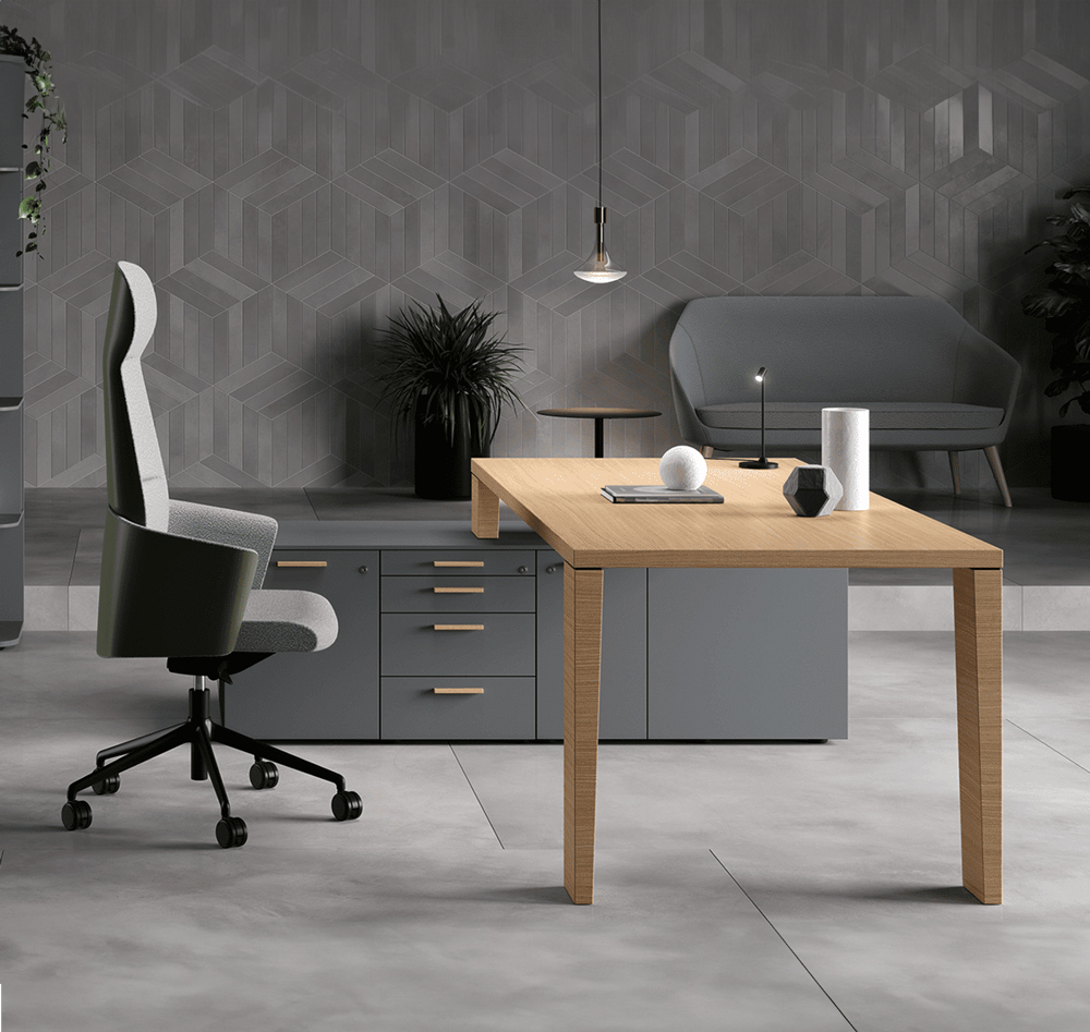 Mit seinen 4 konisch Fußen verleiht der SILE 4-Schreibtisch dem Büro neuen Stil und verwandelt den Chefbereich in eine unverwechselbare Umgebung, in der Funktionalität und Design Hand in Hand gehen.